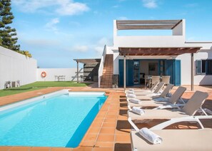 Pool - Holiday Home “Villa Alegranza” with Private Pool, Wi-Fi, A/C, Garden & Terrace (Playa Blanca)