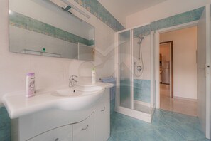 Douche, sèche-cheveux