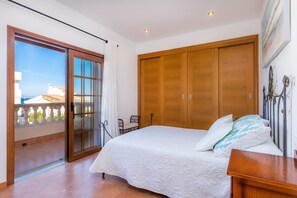 3 chambres, fer et planche à repasser, Wi-Fi gratuit, draps fournis