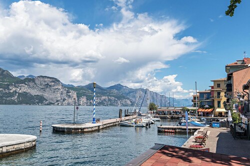 Beautiful Vacation Apartment "Lola Home Brenzone" with Mountain & Lake Views