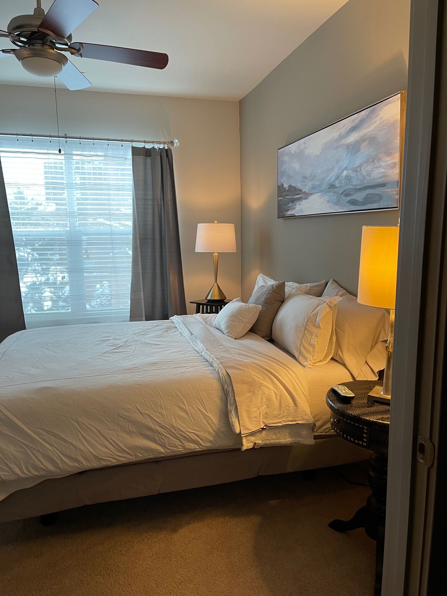 Gorgeous 2 Bed apartment w/ clean & modern Decor.