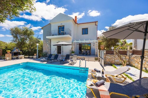 Villa Tzina - Three Bedroom Villa, Sleeps 6