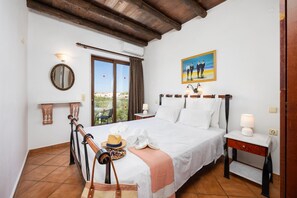 3 habitaciones, tabla de planchar con plancha, wifi y ropa de cama 