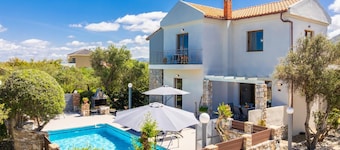 Villa Tzina - Three Bedroom Villa, Sleeps 6