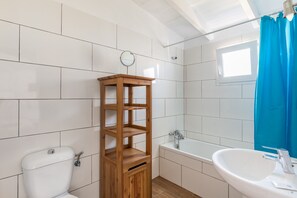 Baignoire, sèche-cheveux, serviettes fournies