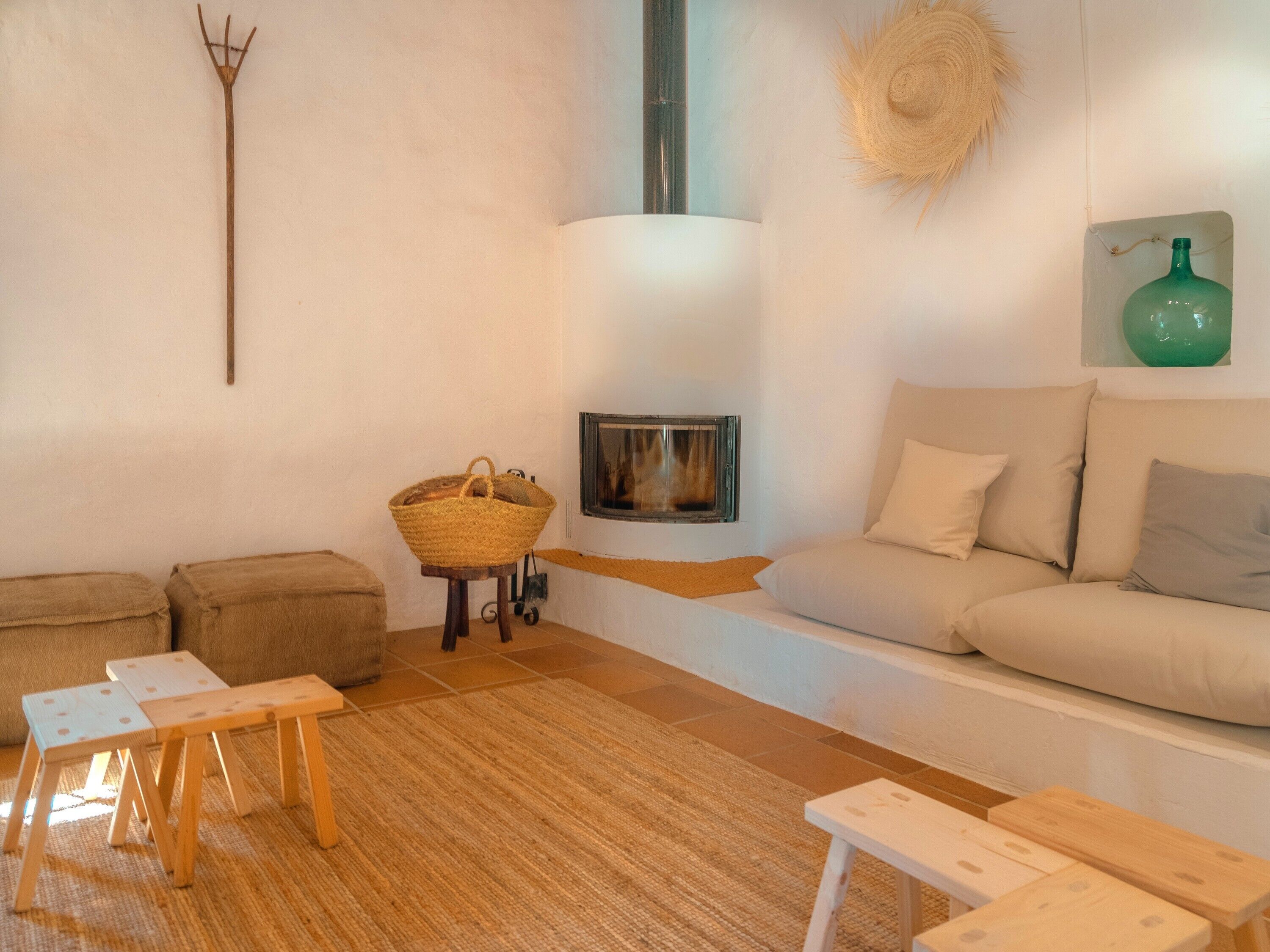 Televisio, takka, pöytätennispöytä