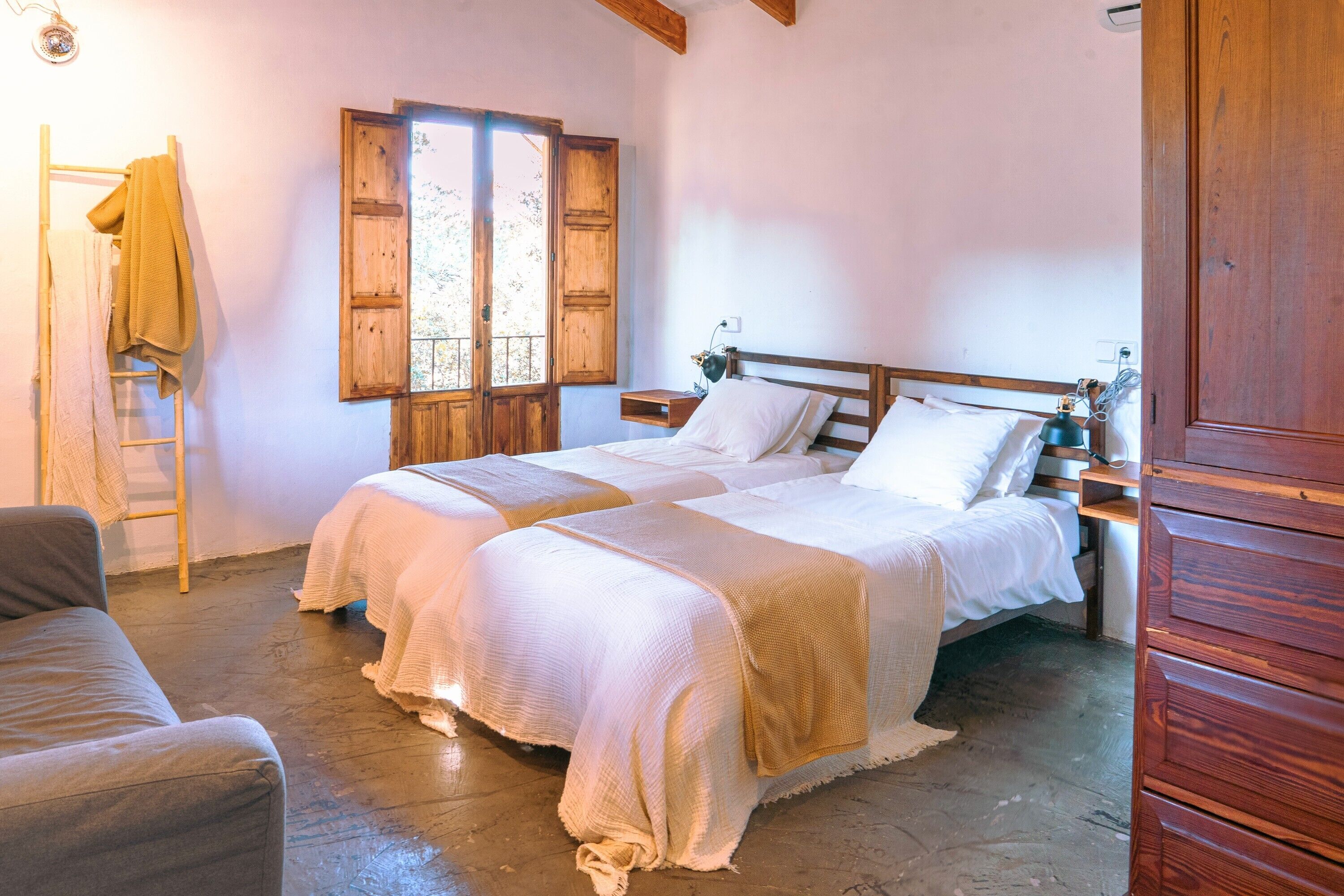 6 bedrooms, iron/ironing board, free WiFi, bed sheets