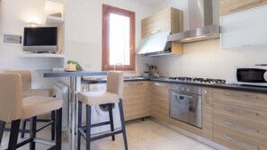 Kylskåp, mikrovågsugn, ugn och frys