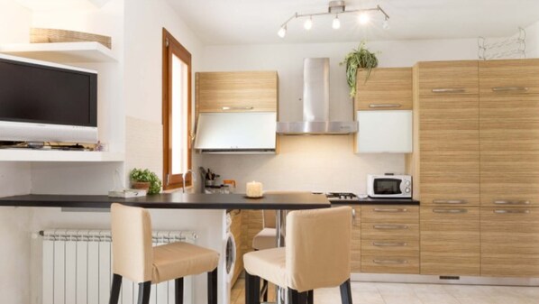 Kylskåp, mikrovågsugn, ugn och frys