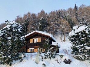 Exterior - Chalet ça me Suffit, my little piece of paradise -Outside : small 2-storey-chalet for 2 persons on a (Chandolin)