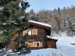 Exterior - Chalet ça me Suffit, my little piece of paradise -Outside : small 2-storey-chalet for 2 persons on a (Chandolin)