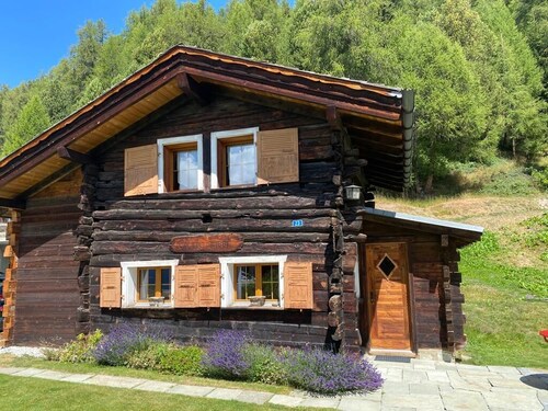 Chalet ça me Suffit, mein kleines Paradis -Aussen : kleines 2-stöckiges Chalet für 2 Personen am Anf