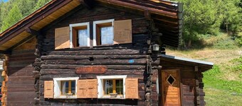 Chalet ça me Suffit, my little piece of paradise -Outside : small 2-storey-chalet for 2 persons on a