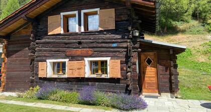 Chalet ça me Suffit, mein kleines Paradis -Aussen : kleines 2-stöckiges Chalet für 2 Personen am Anf