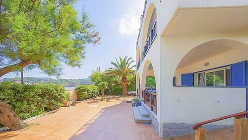 Villa Medusa 8 bed  Edge of the Sea