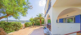 Villa Medusa 8 bed Edge of the Sea