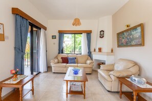 Télévision, cheminée, lecteur de DVD