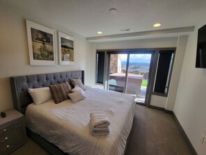 3 室のベッドルーム、アイロン / アイロン台、WiFi (無料)、ベッドシーツ