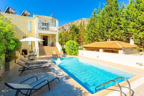 Villa Ismini - Two Bedroom Villa, Sleeps 5