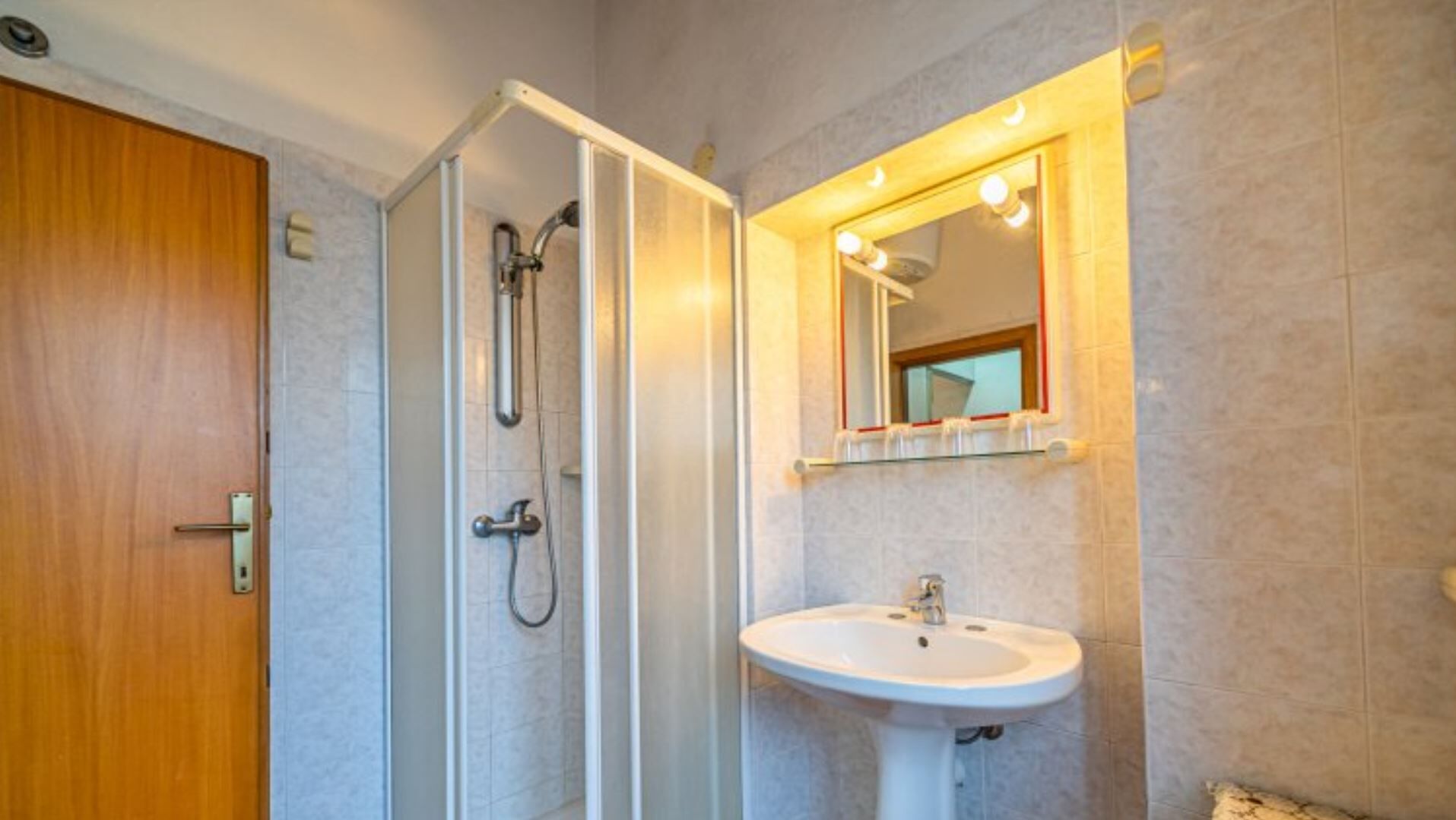 Douche, serviettes fournies