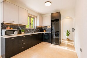Frigorífico, microondas, horno y trona infantil