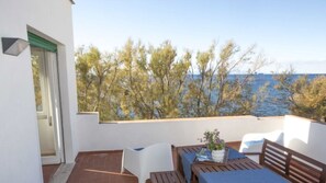 Outdoor dining - Villa on the sea, in an enchanted place in Pomonte where you can see the most beautiful sunsets of t (Pomonte)