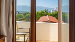 A balcony with a clear view of mountains and greenery. - Villa Kefalas Large Private Pool, A/C, WiFi (Apokoronos)