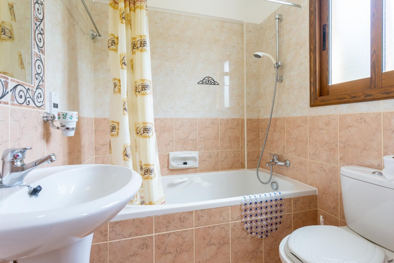Une salle de bain avec une baignoire, un lavabo et des toilettes.