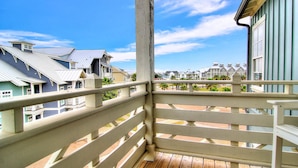 Ein Balkon mit Blick auf Wohnhäuser.