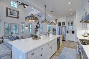 Kühlschrank, Mikrowelle, Herdplatte, Geschirrspüler