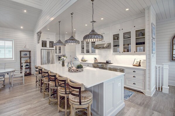 Jääkaappi, mikroaaltouuni, liesi, astianpesukone