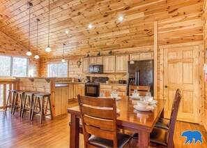 Dining - Sleeps 8, 5min to Dollywood 1 mi to PKWY King Bed Game Room/Hot Tub (Pigeon Forge)