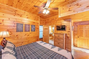 2 bedrooms, iron/ironing board, travel cot, free WiFi - Sleeps 8, 5min to Dollywood 1 mi to PKWY King Bed Game Room/Hot Tub (Pigeon Forge)