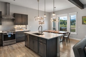 House, 4 Bedrooms | Private kitchen | Fridge, oven, coffee/tea maker, toaster