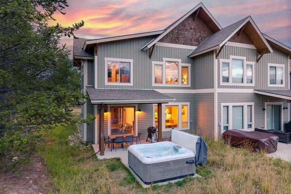 House, 4 Bedrooms | Outdoor spa tub