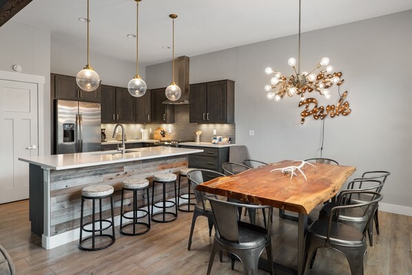 House, 4 Bedrooms | Dining