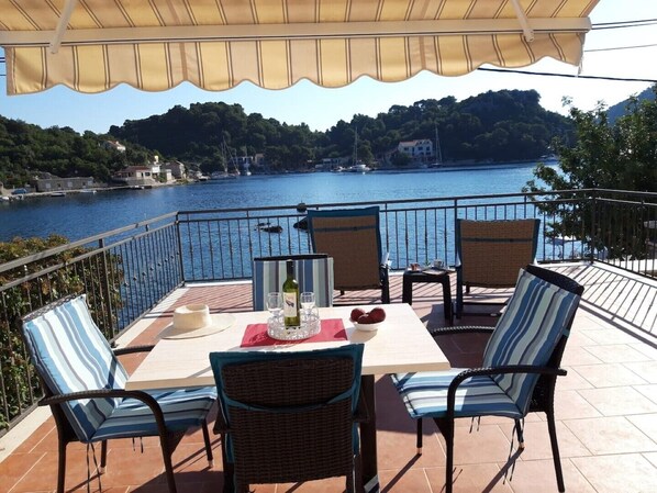 تناول الطعام بالخارج