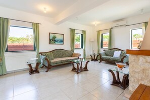 TV, caminetto, lettore DVD