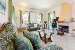 TV, caminetto, lettore DVD