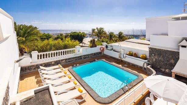 A rooftop pool with lounge chairs and a view of the sea. - Villa Ramos Uno - Four Bedroom Villa, Sleeps 8 (Puerto Calero)