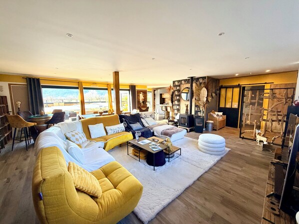 Fernseher, Kamin, Videospiele, Stereoanlage