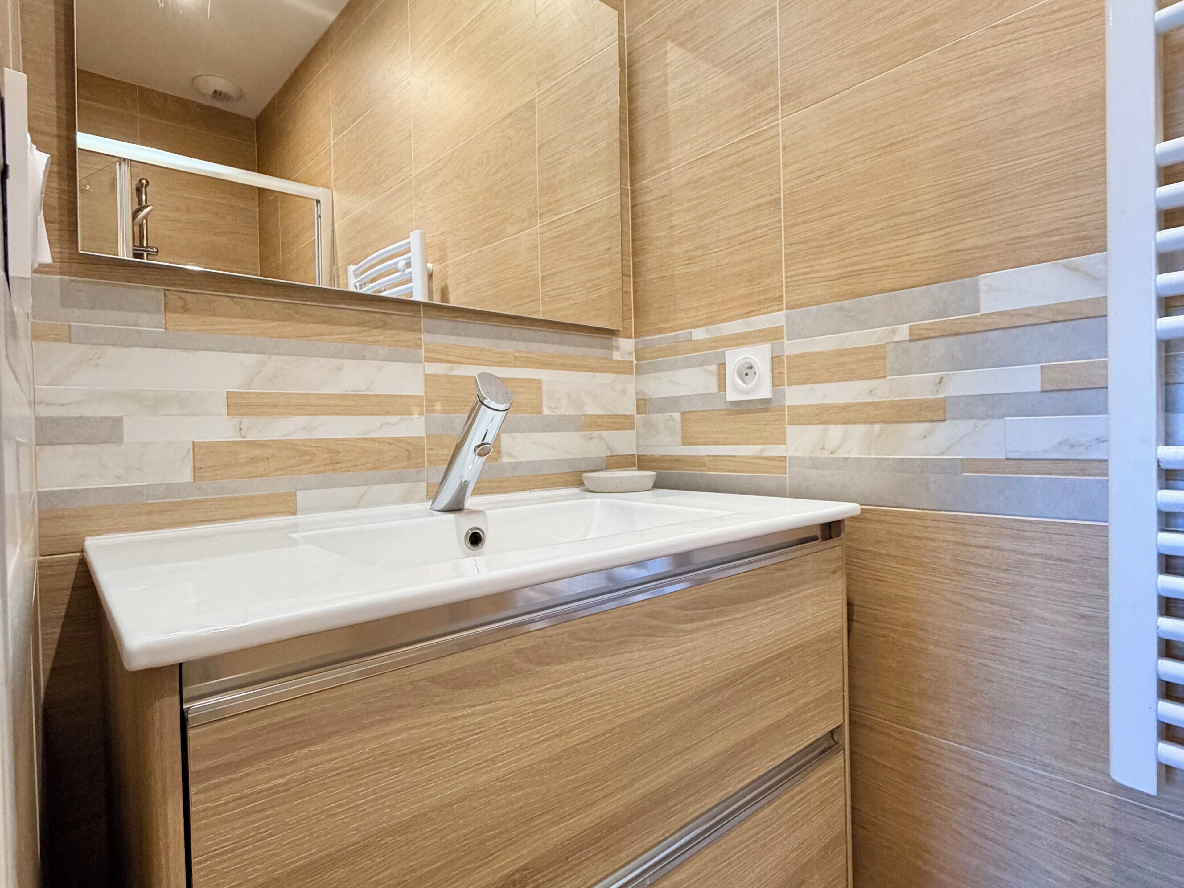 Ensemble douche/baignoire, sèche-cheveux, serviettes fournies