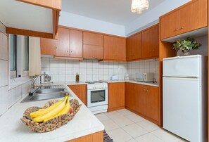 Fridge, microwave, oven, coffee/tea maker