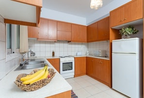 Fridge, microwave, oven, coffee/tea maker