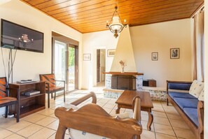 Fernseher, Kamin, DVD-Player