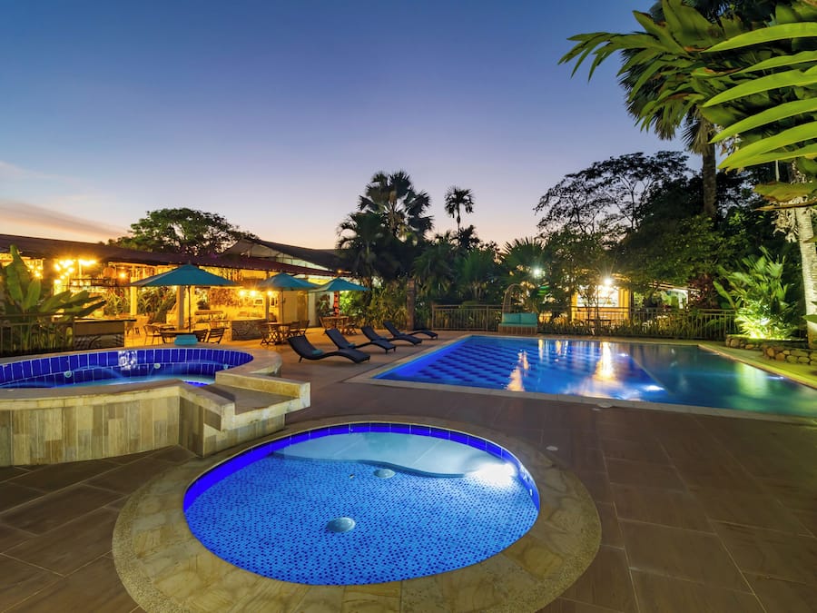 Una piscina al aire libre