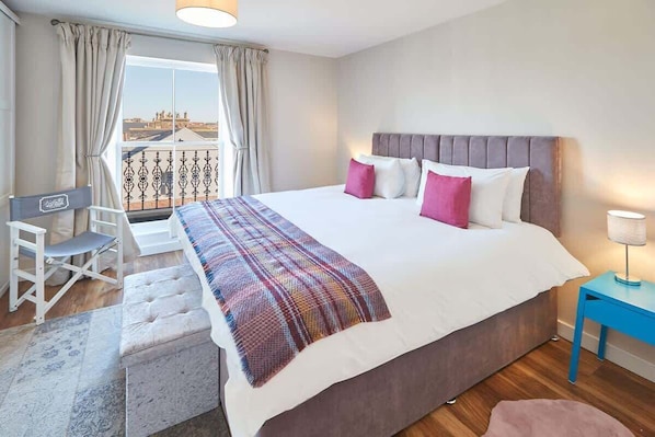 1 habitación, tabla de planchar con plancha, wifi gratis y ropa de cama