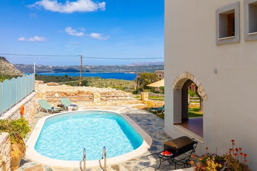Villa Neria - Four Bedroom Villa, Sleeps 8