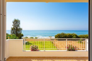 Property grounds - Kalisto Beach Villa - Three Bedroom Villa, Sleeps 7 (Agia Marina Chrysochous)