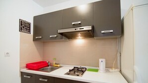 Coffee/tea maker, fridge, toaster, cookware/dishes/utensils - Studio Lillys , great for 2 people. (Banjole)